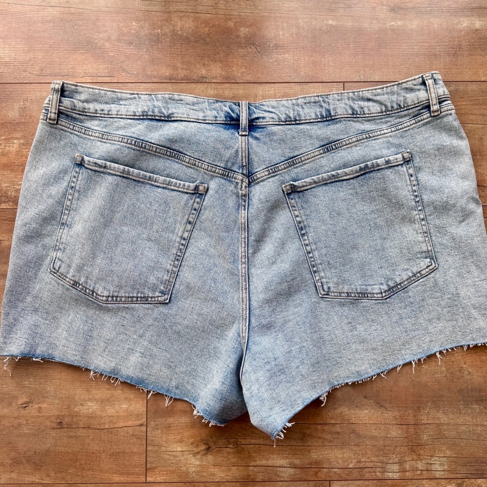 Old Navy NWOT High Rise OG Straight Light Wash Denim Shorts Plus Size 28 - Picture 2 of 7